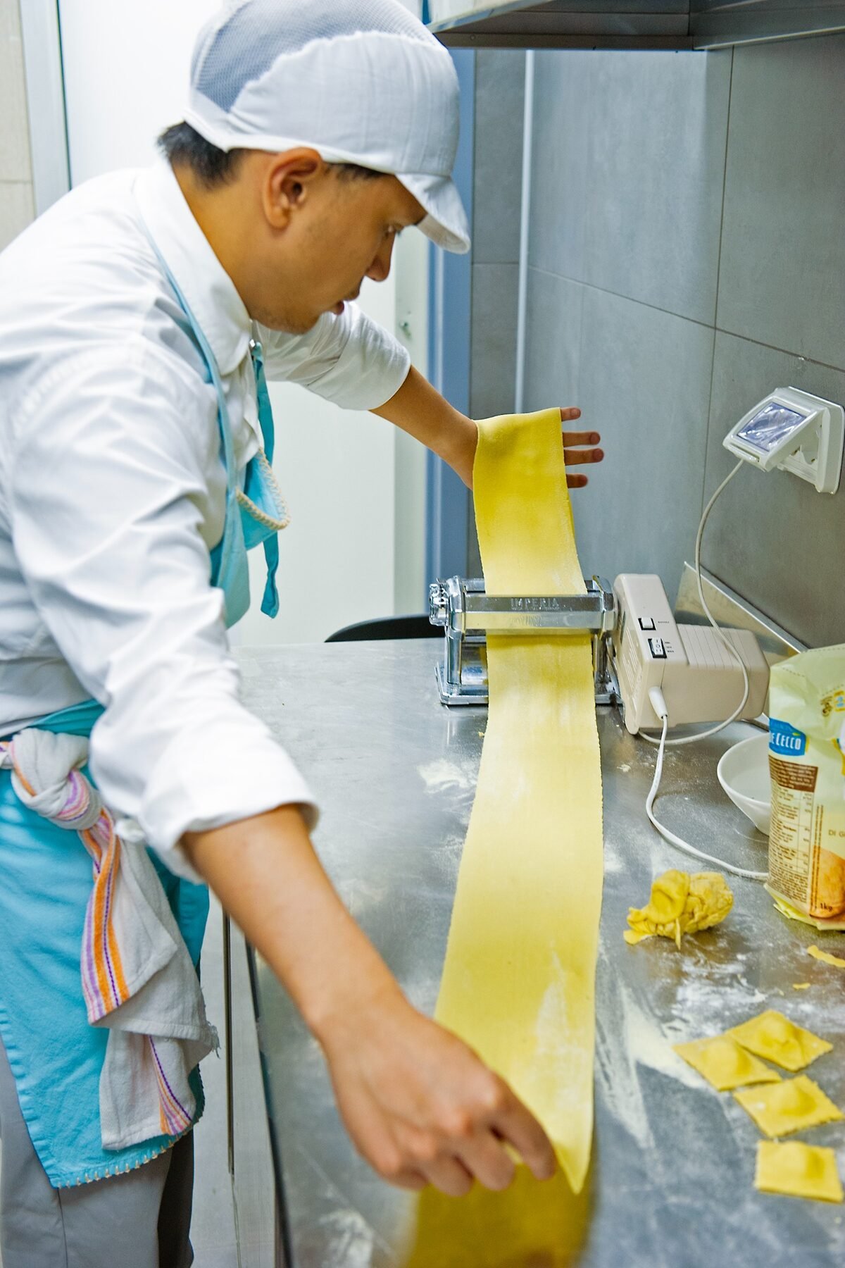 La sfoglia viene lavorata con la macchina per la pasta