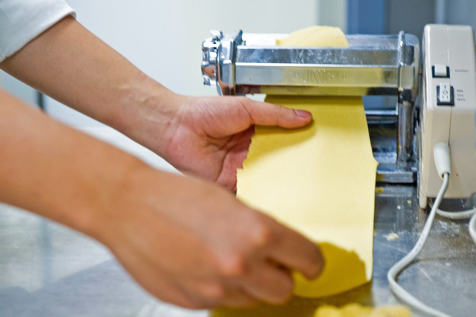 La sfoglia tirata a mano in cucina