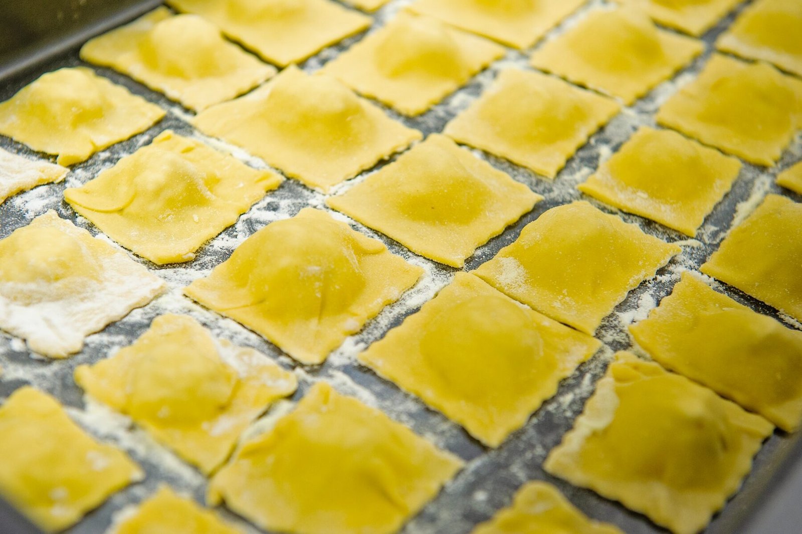 File di ravioli pronti per la cottura