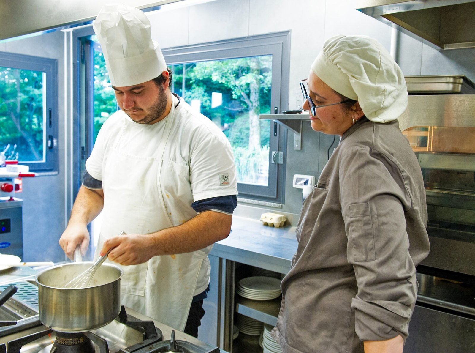 La squadra al lavoro ai fornelli