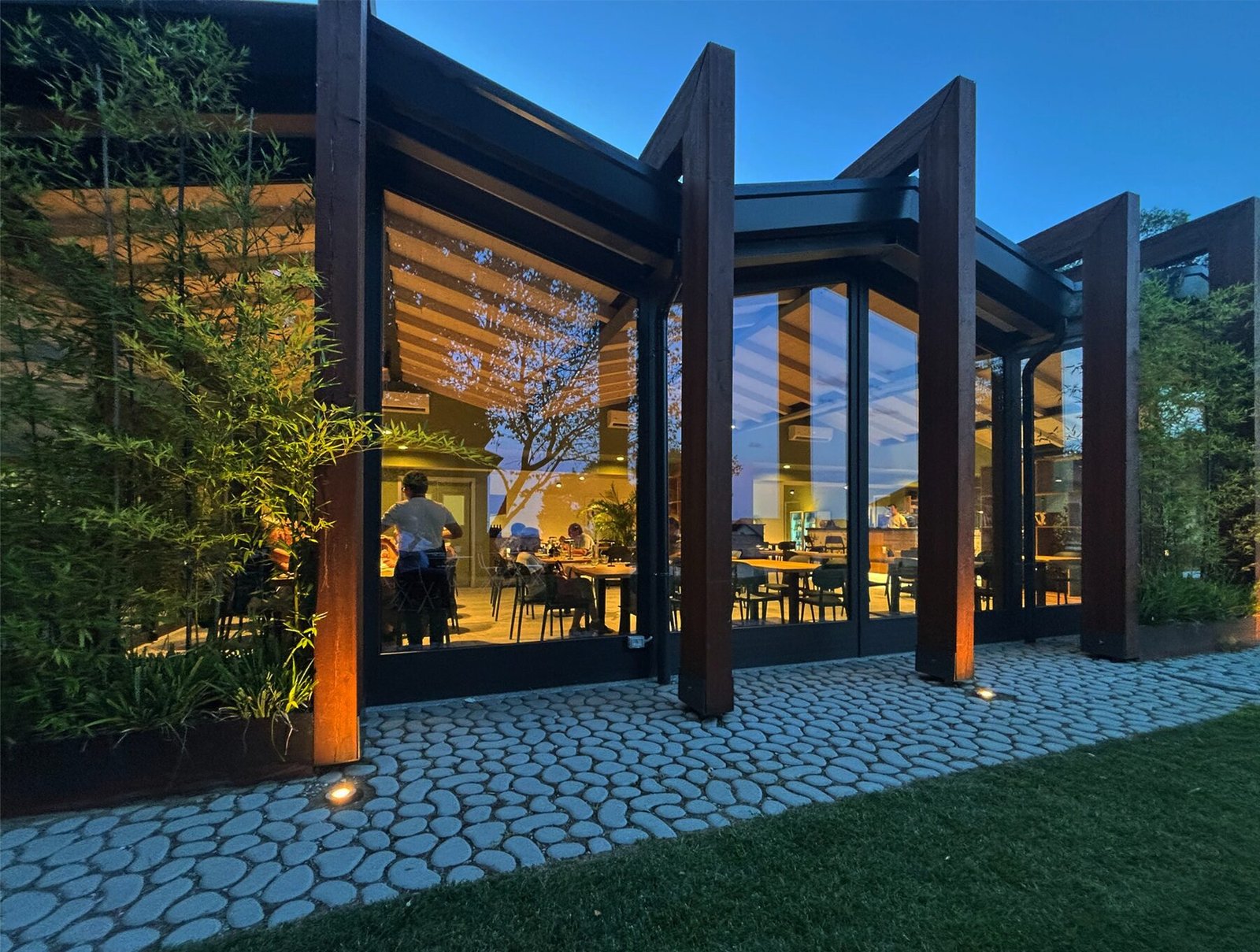 Le vetrate del Bosco illuminate all’imbrunire