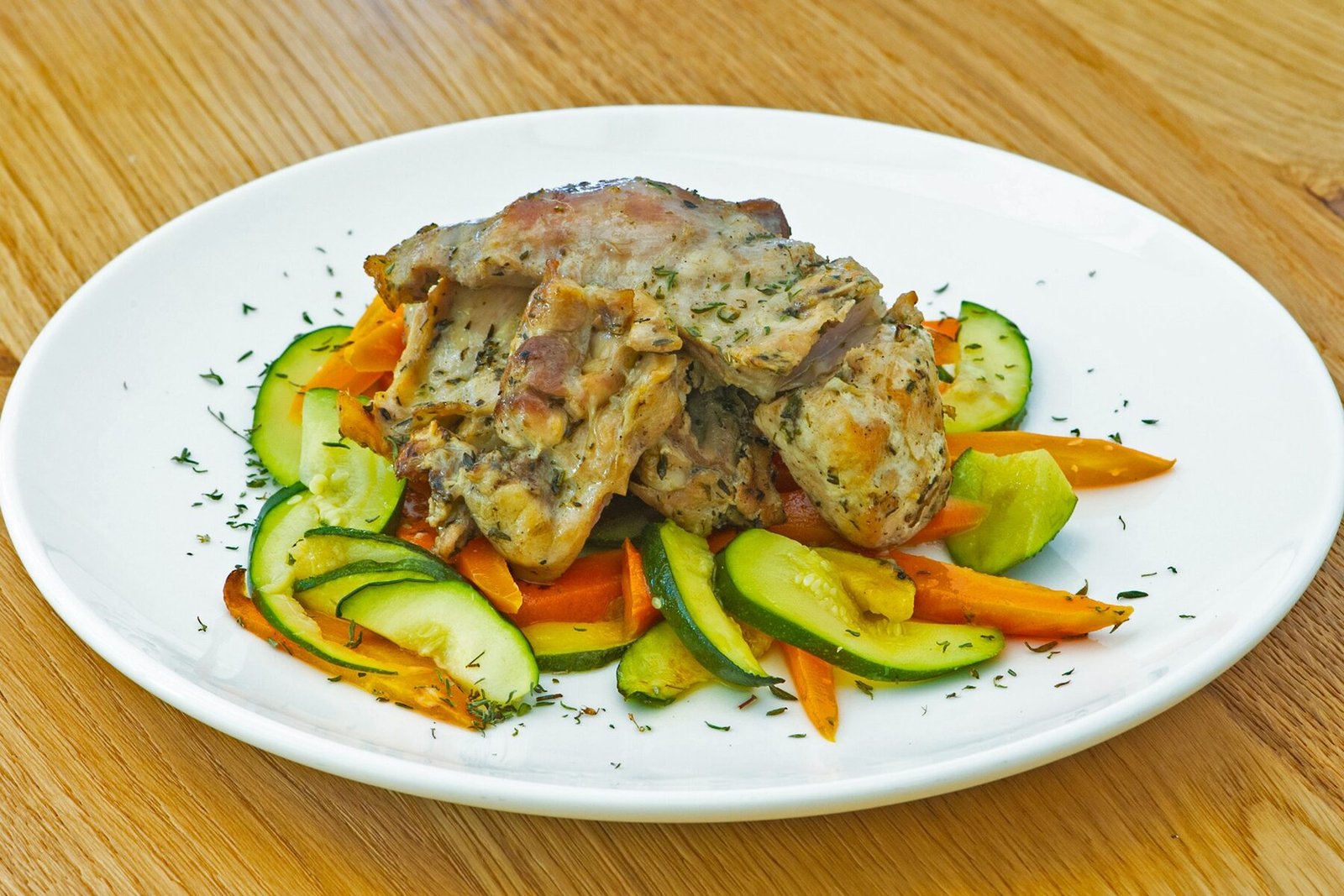 Coniglio al forno con verdure nei due colori
