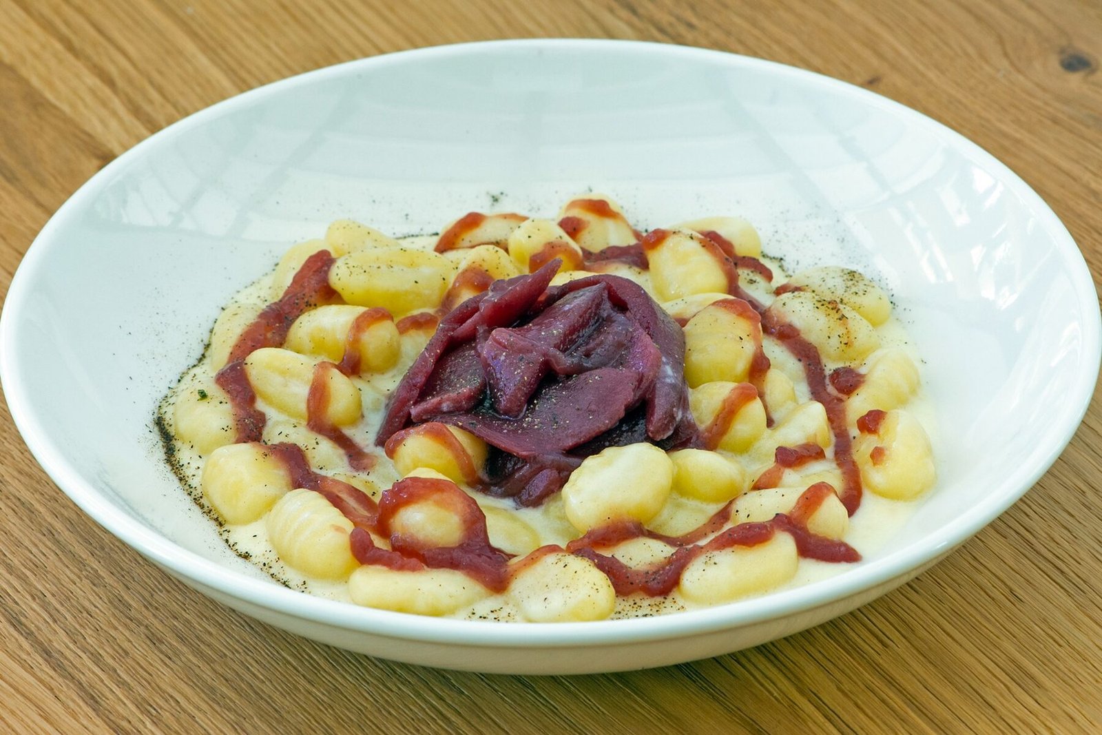 Gnocchi con crema di formaggio e pera glassata